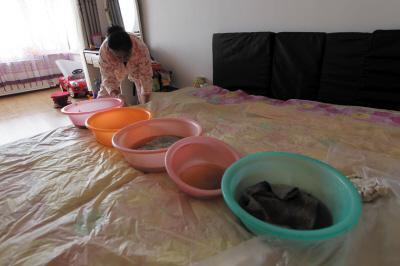 阳高楼上漏水，住户失联，小区没物管，业主维权难！律师来支招……